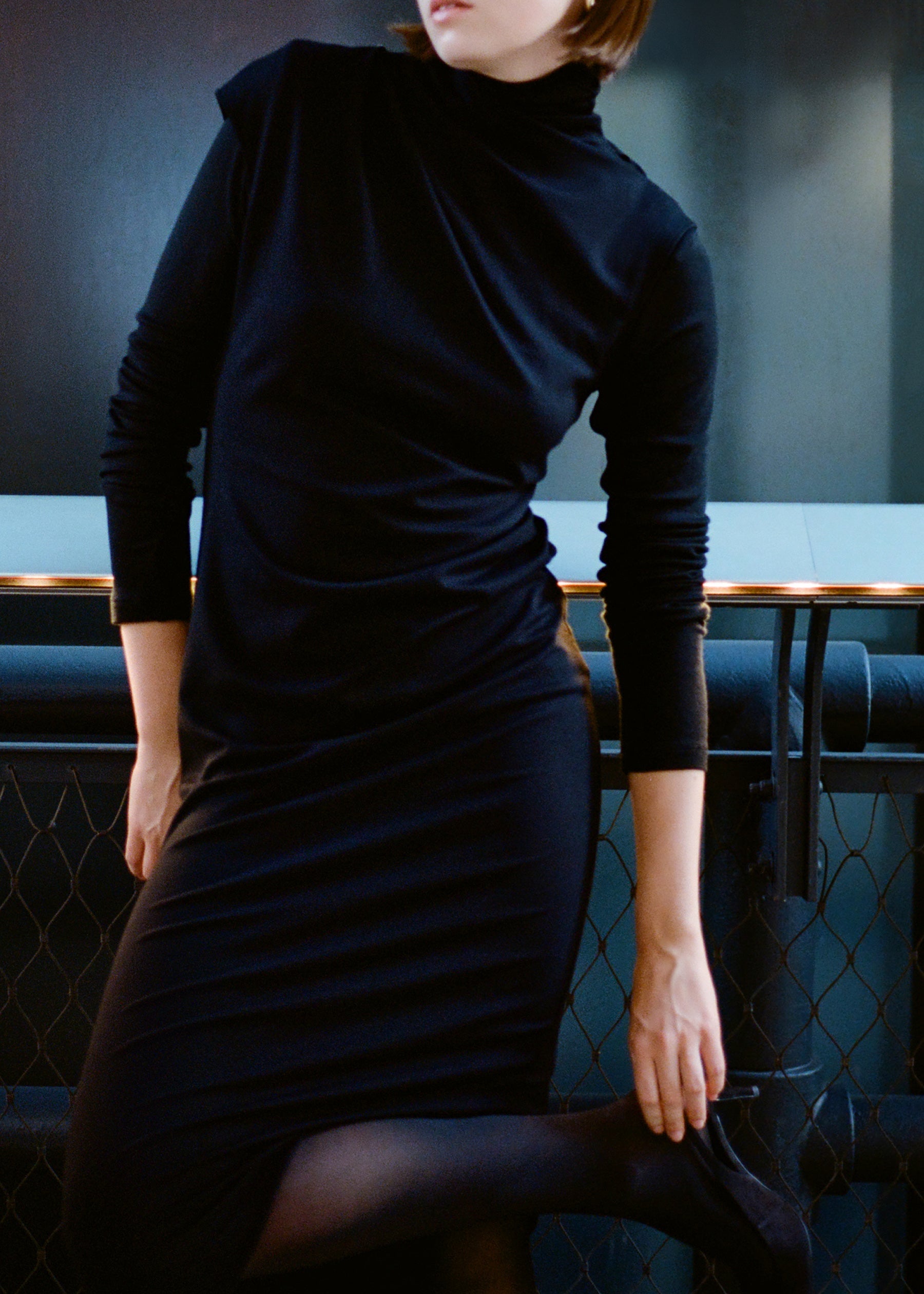 Women's super soft washable wool jersey turtleneck, slim fit with extra-long sleeves, ideal for layering